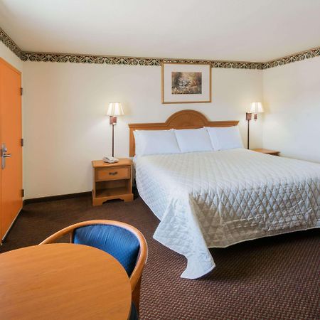 Travelodge By Wyndham Temple Exterior photo