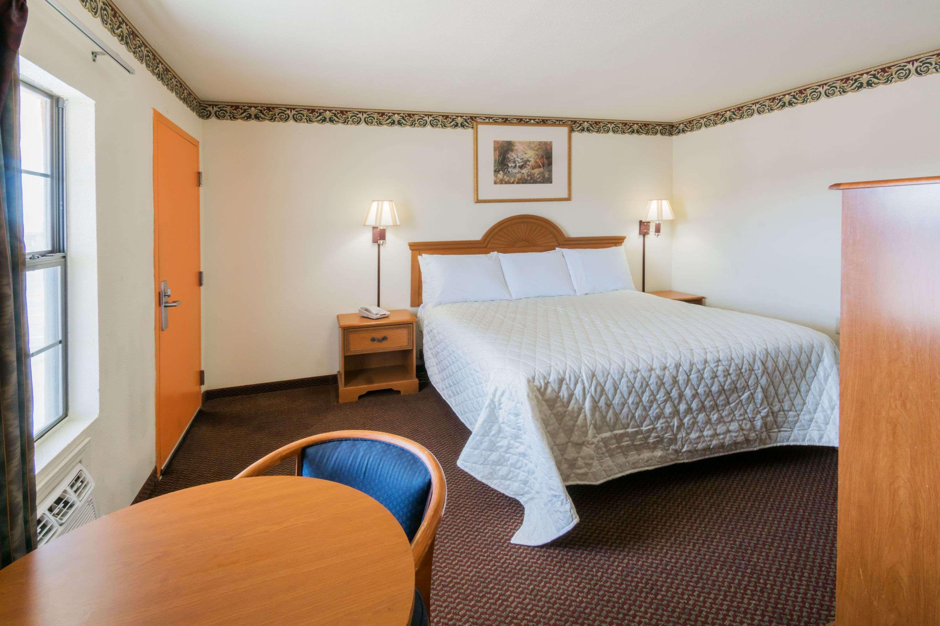 Travelodge By Wyndham Temple Exterior photo