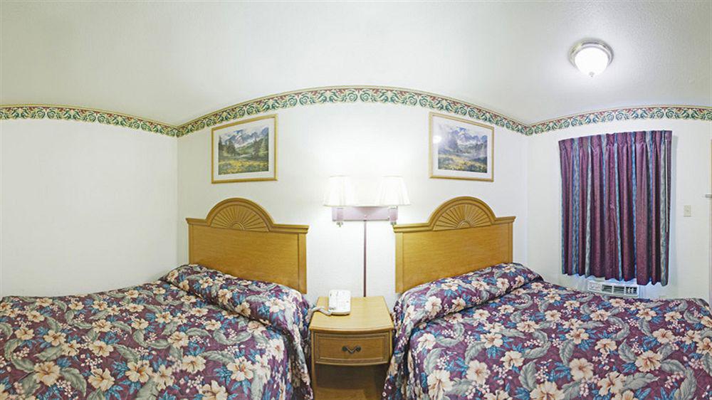 Travelodge By Wyndham Temple Exterior photo